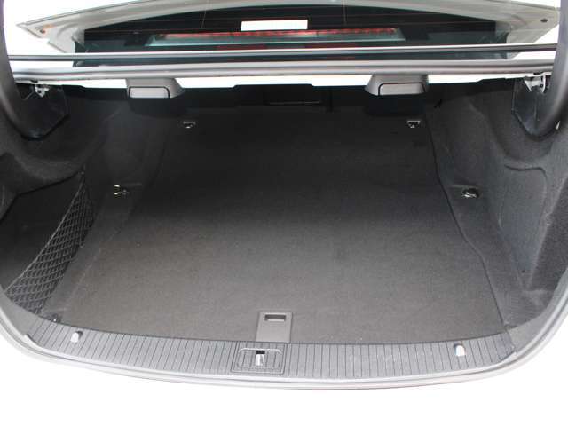 非常に綺麗なトランクルーム内になります☆ブラインドスポットアシスト☆ディストロニックプラス装備車