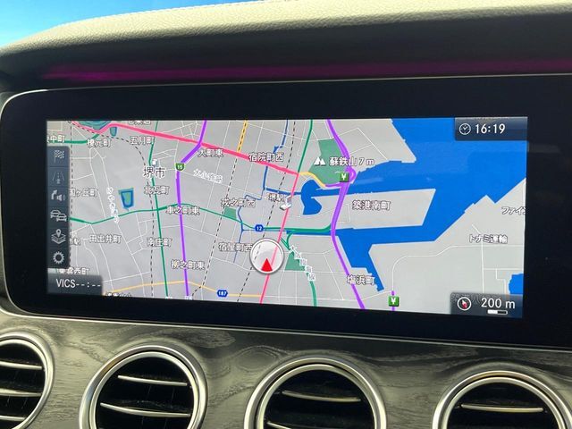●純正ナビ:一体感のあるナビは、高級感ある車内を演出してくれます。オーディオ機能も充実しておりますので、運転もより楽しめます♪