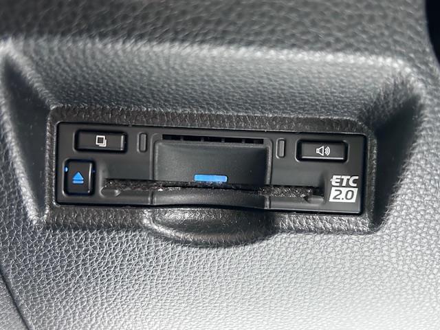 【ETC】有料道路を利用する際に料金所で停止することなく通過できる、ETC車載器（ノンストップ自動料金収受システム機器）が装備されています。セットアップを行うことで利用可能になります。