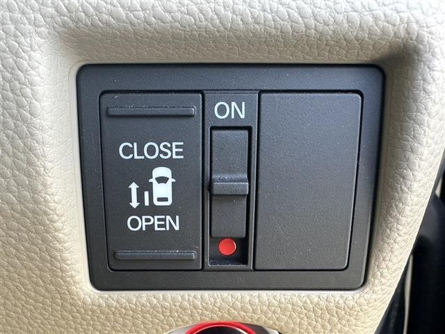 【パワースライドドア】スマートキーや運転席のスイッチでスライドドアの開閉が可能です。電動なので小さなお子様でも開閉が可能です。