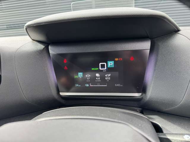 メーターパネルにて電力燃費を表示可能