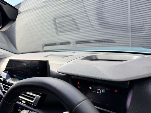 ヘッドアップディスプレイは格納可能で運転するときに応じて操作いただけます
