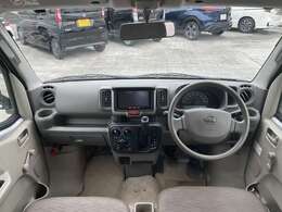 運転席から各種ボタンの操作がしやすいように設計されたデザイン。