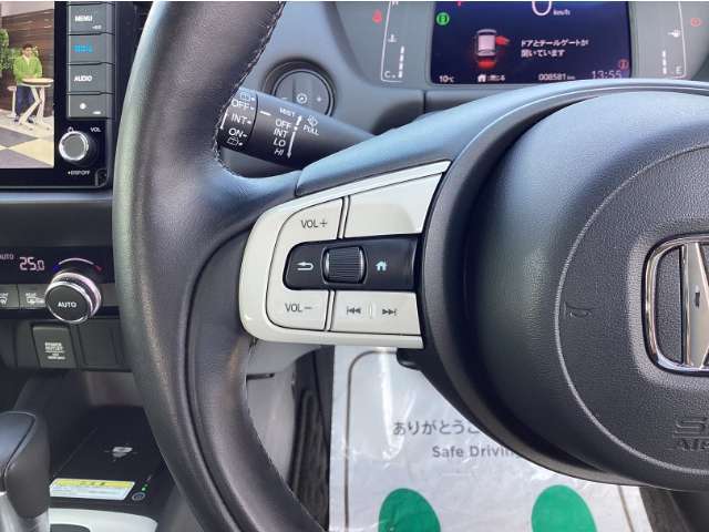 便利なステアリングスイッチも装備！運転中のオーディオ操作も安心です☆彡