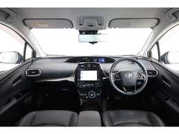 内装カラーは人気の黒系です。内装各部のパーツが使いやすい配置です。高級感満載の乗り心地が良い装備になっております！