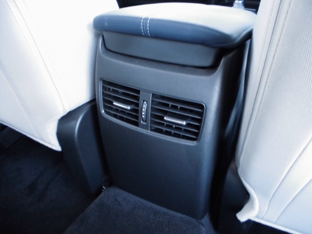 フロアコンソールの後部に、後席専用のベンチレーターが装備されていますので後席乗員の快適性を高めています。