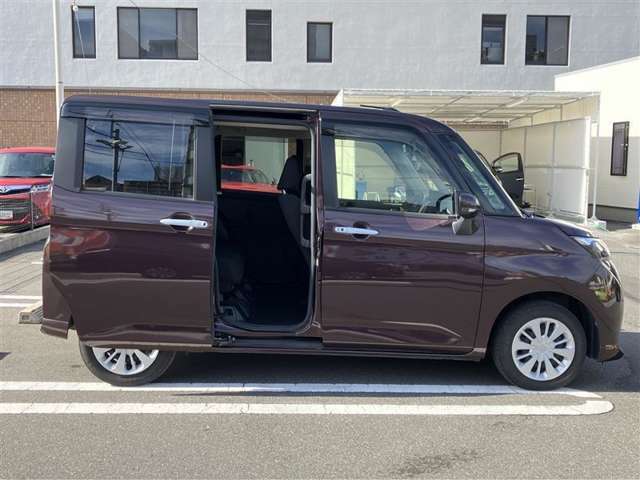 両側パワースライドドア付きだから、狭い駐車スペースなどでの乗り降りラクラク！小さなお子さまのいるご家庭には嬉しい装備。