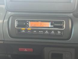 室内を常に快適に保ってくれるフルオートエアコンを採用！