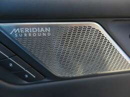 【MERIDIANサラウンドサウンド】「MERIDIAN」のサウンドシステムを搭載。低音から高音までをクリアに再現し車内に臨場感溢れる音響空間を提供致します。