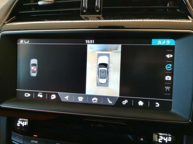 【サラウンドカメラシステム】車載カメラにて、車を真上から見下ろしている映像をディスプレイに表示。狭い場所での駐車などに役立ちます。