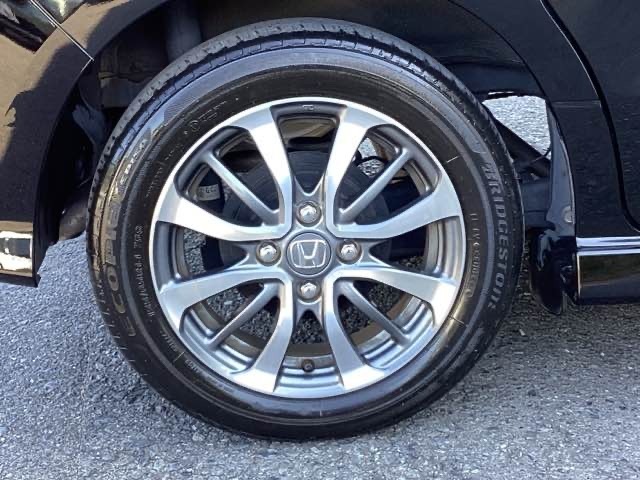 純正アルミホイールです。足元が引き立つので、車全体のイメージがアップしますよ！
