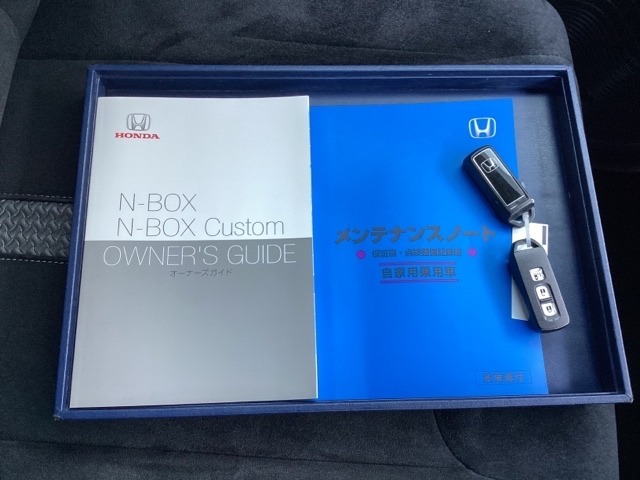 メンテナンスノート【点検整備記録簿・保証書】、取説も揃ってます。スマートキーはバッグなどにしまったままボタン操作でエンジンの始動・停止ができて大変便利です。