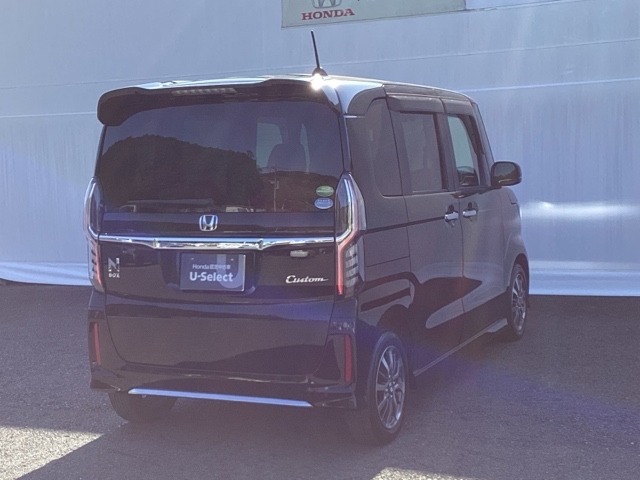 プライバシーガラスが装備されています。外を見るときには気にならずに、後方車両からは車内が見えにくい設計です。