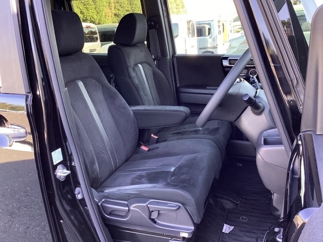 フロントは助手席と繋がったベンチシートです。運転席は、高さを調整できるハイトアジャスター付きです。