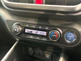 【オートエアコン】一度お好みの温度に設定すれば、車内の温度を検知し風量や温度を自動で調整。暑い…寒い…と何度もスイッチ操作をする必要はありません。快適な車内空間には必須の機能ですね♪