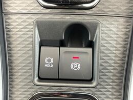 【電動パーキングブレーキ】パーキングブレーキは便利な電動式！ボタン一つで操作でき、アクセルを踏めば自動で解除されます♪レバーやペダルが無いので運転席廻りもすっきりしますね♪