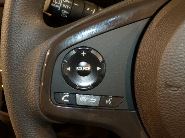 【ステアリングリモコン】ステアリングにオーディオ調節可能なスイッチが装備されていますので運転中でも視線をそらさずにオーディオの調節が可能です！