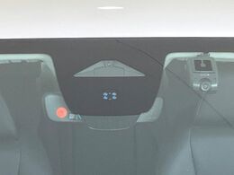 【ホンダセンシング】走行中に前方の車両等を認識し、衝突しそうな時は警報とブレーキで衝突回避と被害軽減をアシスト。より安全にドライブをお楽しみいただけます。