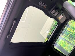 【ガラスルーフ】ガラスルーフ搭載で車内の解放感が一気にアップ！開放的なドライブをお楽しみいただけます。