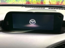 【8.8インチマツダコネクト】車内の雰囲気にマッチした大型のディスプレイ。スマホ接続でのナビ使用やBluetooth再生等、様々な機能が楽しめます。直感的なダイヤル操作が可能で、使い勝手も良好です。