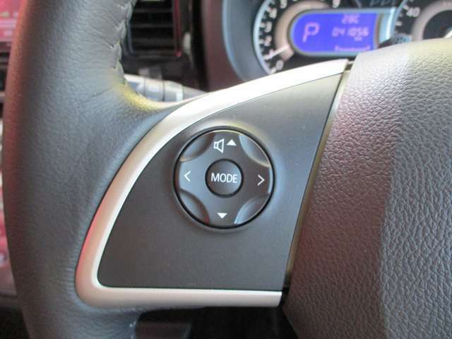 運転中も視線を外さずチャンネルやボリューム調整可能、安心便利なステアリングスイッチ付き！