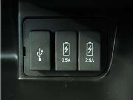 使いやすい場所にUSB充電端子を2か所装備。2.5A対応です、ここ重要！