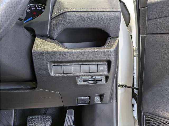 便利なカップホルダーを装備しています。　缶ジュースを開けて運転していると振動で倒れないかヒヤヒヤ、意外と置き場に困るもの。　意外に重要な装備ですね。