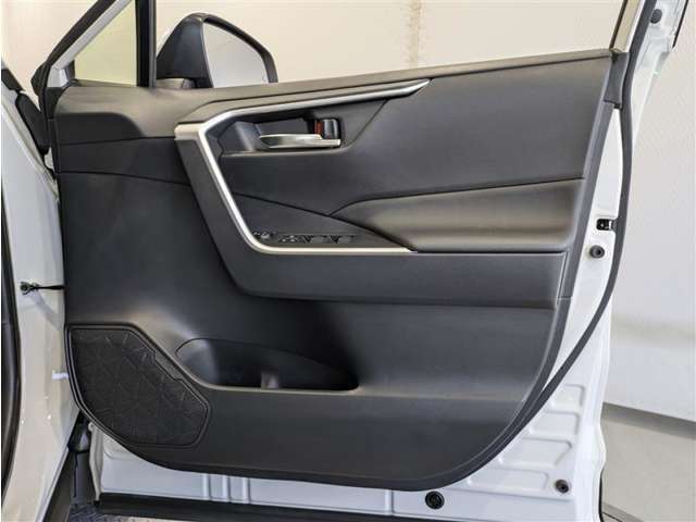 運転席ドア内張はご覧の通りです。ドアポケットの収納もバッチリです。