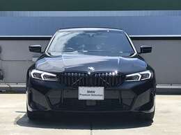 【BMWの伝統】BMWの特徴的な“キドニーグリル”は、80年以上続く伝統の形でございます。変わらないこだわりのデザインが、プレミアムブランド“BMW”を創り出します。