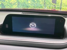 【8.8インチマツダコネクト】車内の雰囲気にマッチした大型のディスプレイ。スマホ接続でのナビ使用やBluetooth再生等、様々な機能が楽しめます。直感的なダイヤル操作が可能で、使い勝手も良好です。