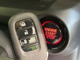 【Hondaスマートキー】カバンやポケットに入れたままでもドアの施錠・解錠が可能なスマートキーを装備。エンジンのオン・オフ時もカギを取り出す必要が無いからとっても便利です♪