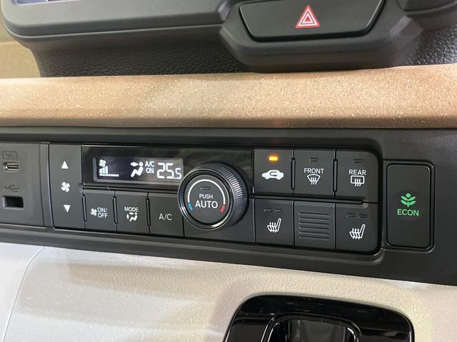 【オートエアコン】一度お好みの温度に設定すれば、車内の温度を検知し風量や温度を自動で調整。暑い…寒い…と何度もスイッチ操作をする必要はありません。快適な車内空間には必須の機能ですね♪