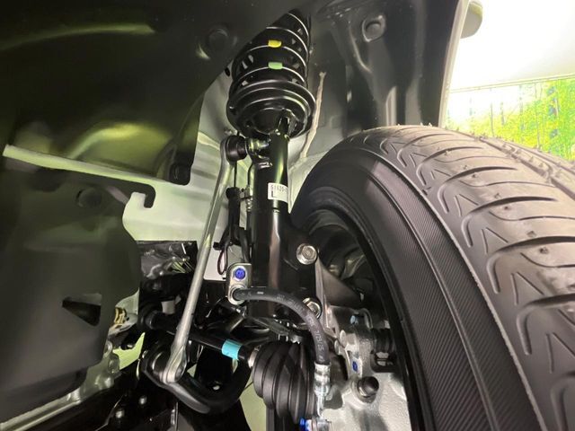 お車を安心してお乗りいただく為には、足回りの定期点検が欠かせません。サービスサポート（有償保証）では無料点検もご提供しており、安心のカーライフをお過ごしいただけるサポート体制が整っています。