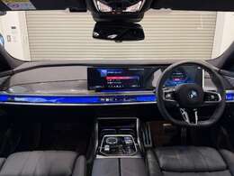 BMWの運転席はドライバーオリエンテッドという構造を採用。ドライバー目線の操作がしやすい設計になっており、ドライブ中にも目線の移動が少なく運転中にも簡単に操作ができます。