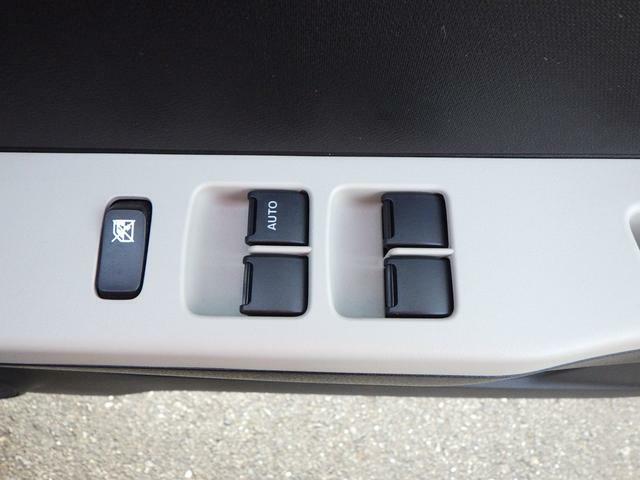 全席のパワーウィンドウスイッチは、運転席から操作出来て便利です。