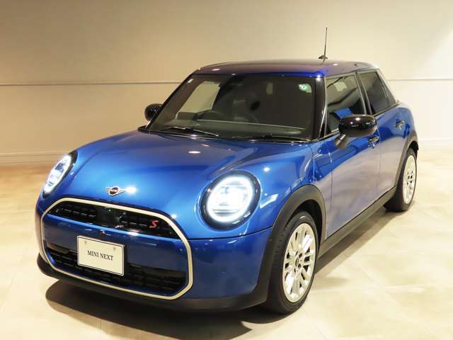 フロントフェイスはMINIアイコンとして永らく愛されるデザイン性の良さと、ブランドの魅力を感じる事ができます。