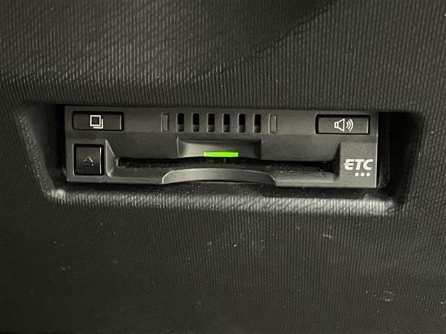 【ETC】有料道路を利用する際に料金所で停止することなく通過できる、ETC車載器（ノンストップ自動料金収受システム機器）が装備されています。セットアップを行うことで利用可能になります。