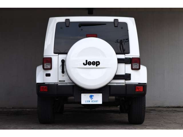 スペアタイヤハードカバーはJEEPロゴがブラックアウトされており、スタイリッシュな1台となっております。