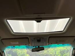 【サンルーフ】開放感たっぷりの希少装備、サンルーフが装着されています！車内に明かりを取り入れたり景色を楽しむ以外にも、車内の空気も簡単に換気できて快適です！