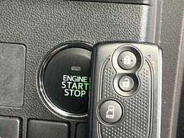 【キーフリーシステム】カバンやポケットに入れたままでもドアの施錠・解錠が可能なスマートキーを装備。エンジンのオン・オフ時もカギを取り出す必要が無いからとっても便利です♪