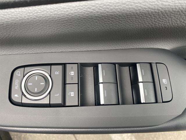 パワーウィンドウのスイッチですよ。運転席に居ながら窓を開け閉めのコントロールできますよ。
