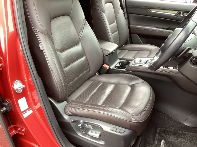 立体感があり、シート中央部とサイド部をくっきりと分断したサポート性の高い形状のシートが「人馬一体」感を強く演出しています。