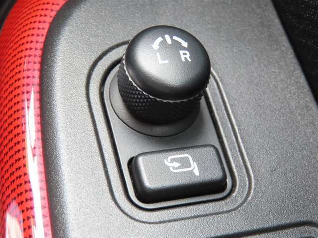 日本の駐車場は幅が広くないところが多くて、乗り降りが大変だったりしますよね。電動ミラーがあれば、室内でミラーをたためるので、駐車するときも便利ですね。
