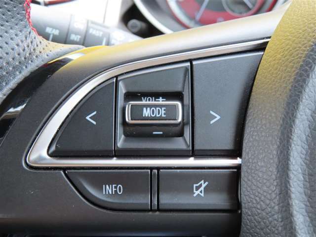 運転中、オーディオの操作をしてて、ハッとしたことはありませんか？ステアリングスイッチは、運転中でもハンドルでオーディオの操作が可能です。安全なドライブをサポートします。