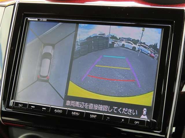 バックカメラの他に上から見下ろしたような画像が見れるアラウンド（全方位）モニター。前後左右を把握できる、すごい機能が装備されています！