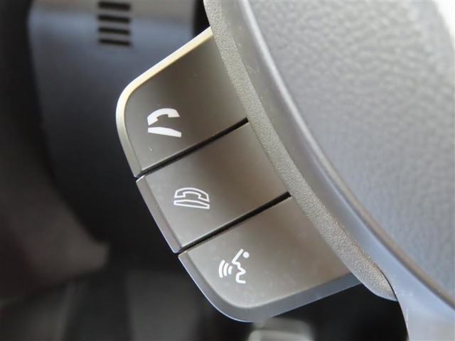 ブルートゥースに接続すれば、運転中に電話がかかってきてしまった場合もハンドルから電話を取ることができます♪とても便利な機能です。