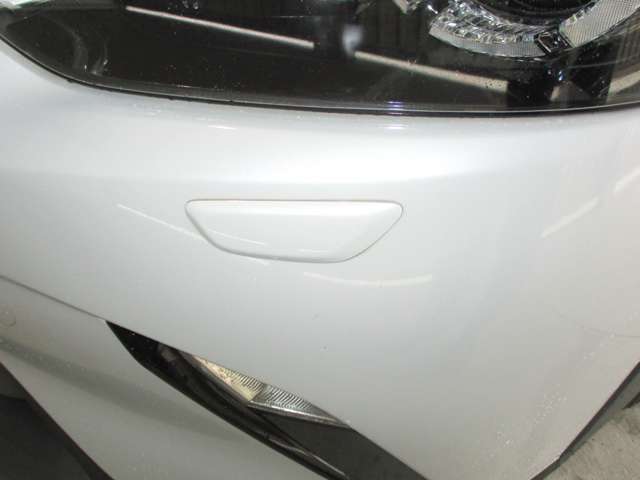 LEDヘッドライトは雪や氷が付着した時は融けにくいという弱点がありますが、こちらから液を噴射することで表面についた雪や氷を吹き飛ばし、夜間や雪道でもしっかり光が届き安全に運転することができます。