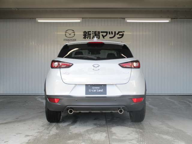 後ろにある障害物をセンサーが検知して、音でお知らせするパーキングセンサーが付いています。バックのときに近くに物や壁があると、ピッピッという音で距離を教えてくれるので、安心して駐車できます。