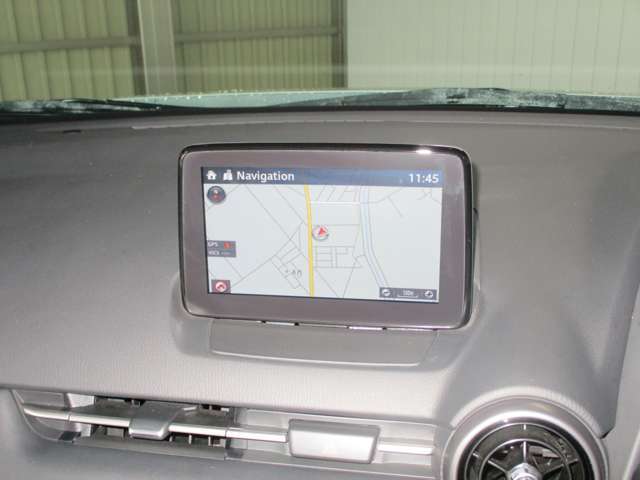 マツダコネクトのモニターは7インチです。この画面より大きくなると、見る位置によって目の焦点が合いにくくなることもあるようです。運転中であれば、見やすいサイズが良いですよね。