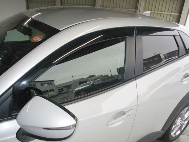 アクリルバイザーは天候を気にすることなく窓を開けることができ、車内の空気を入れ替えることができます♪